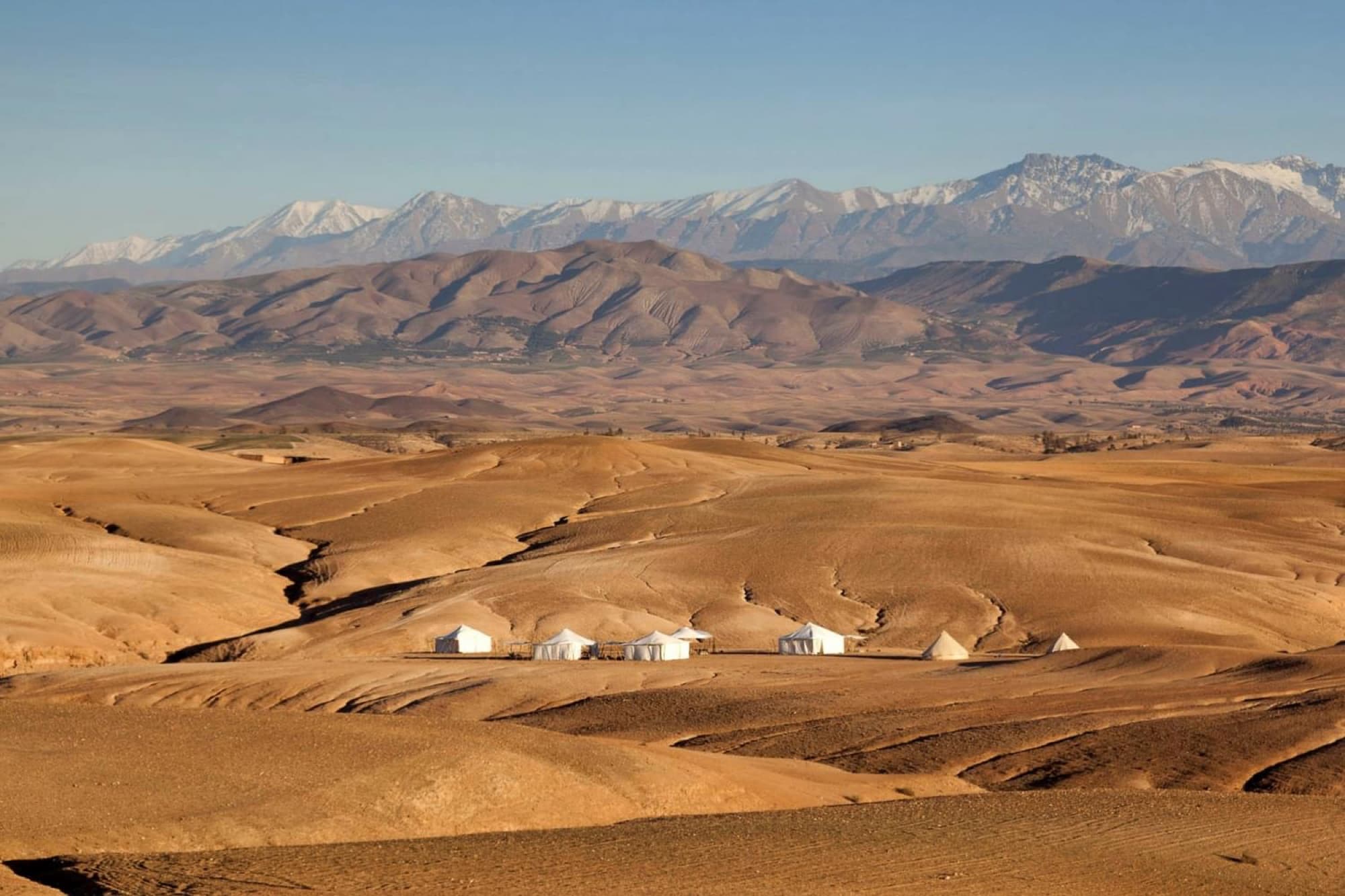 Désert d'Agafay avec l'Atlas enneigé en arrière-plan — Marrakech