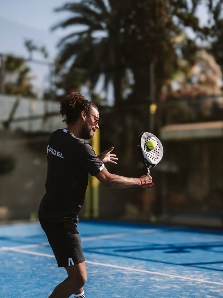 Smash en plein impact à KICK OFF Academy Foot & Padel — Marrakech