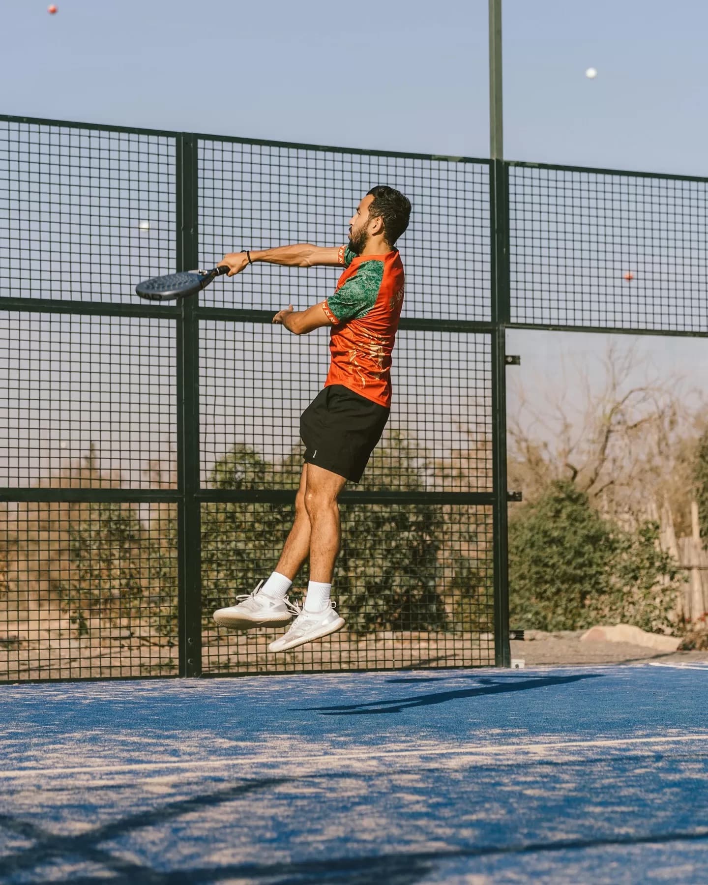 Joueur de padel en plein smash — Palm Tennis Club & Padel Marrakech