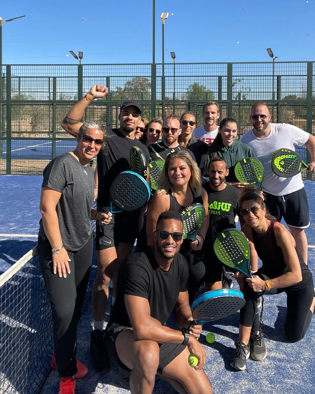 Équipe d'entreprise en séminaire padel à Marrakech